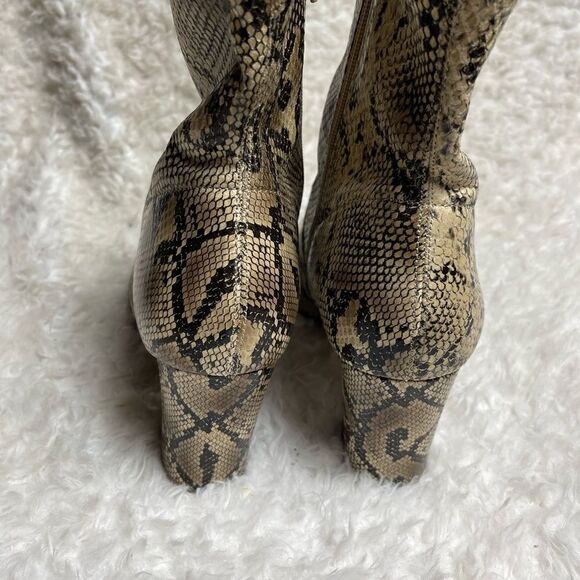 Delicious UNDER Chunky Heel Ankle Boots faux leather NATURAL PYTHON print SZ10 - Picture 4 of 8